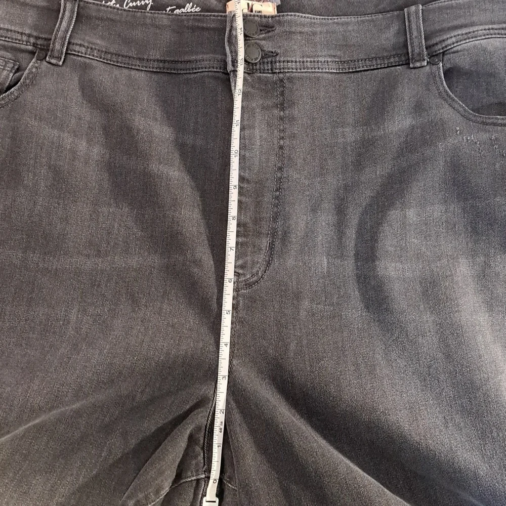 Distressed D/C Cropped Jeans